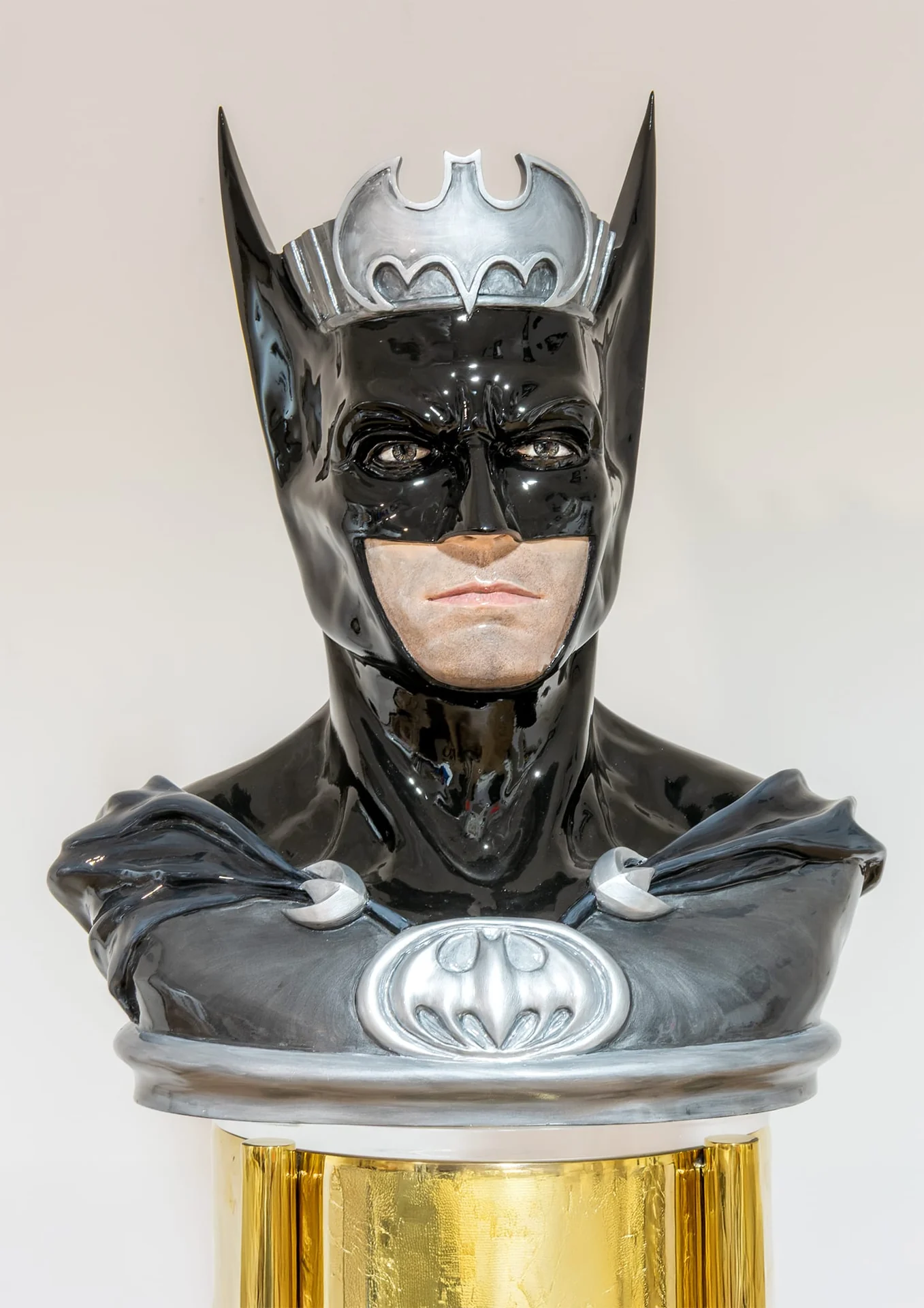 Batman , scultura di Marco Coretti  in Jesmonite rifinita e dipinta a mano -Miti e Leggende