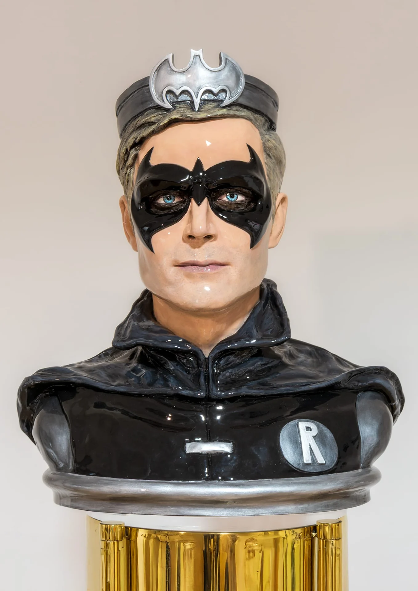 Robin, scultura di Marco Coretti in Jesmonite rifinita e dipinta a mano – Miti e Leggende